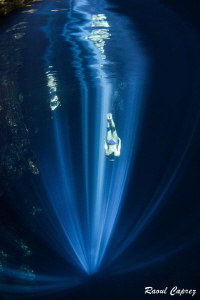 Follow the light to reach the heaven (freediving in a mex... by Raoul Caprez 